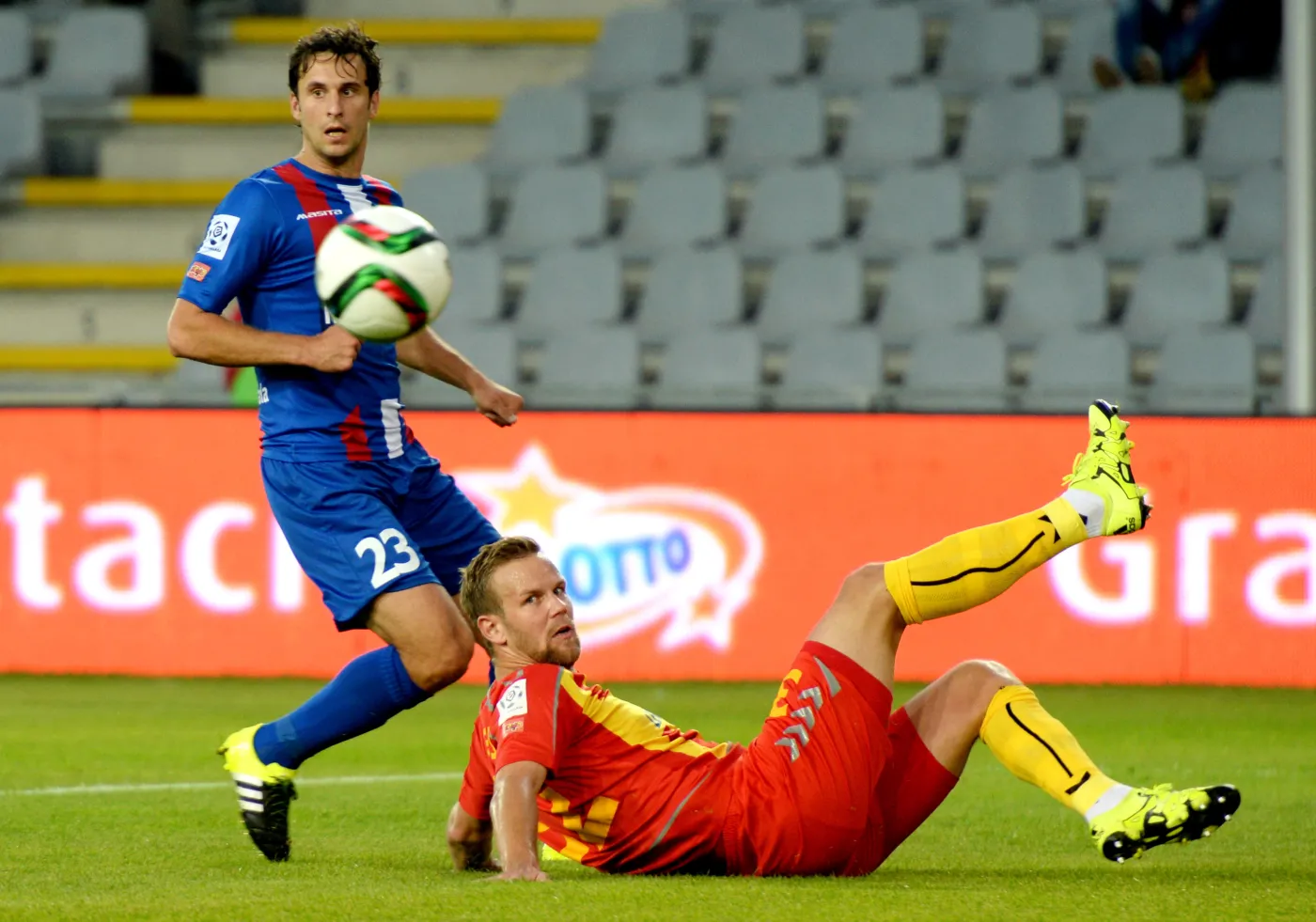 Zawodnik Korony Kielce Adam Pazio (P) walczy o piłkę z Robertem Demjanem (L) z Podbeskidzia Bielsko-Biała podczas meczu polskiej Ekstraklasy