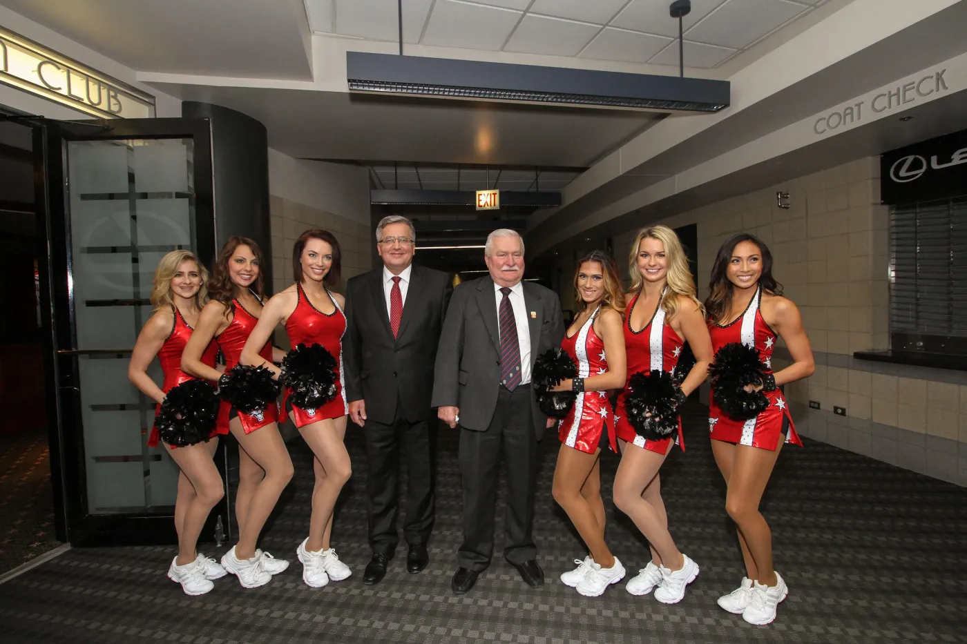 Prezydenci Bronisław Komorowski i Lech Wałęsa w towarzystwie cheerleaderek zespołu Chicago Bulls. 