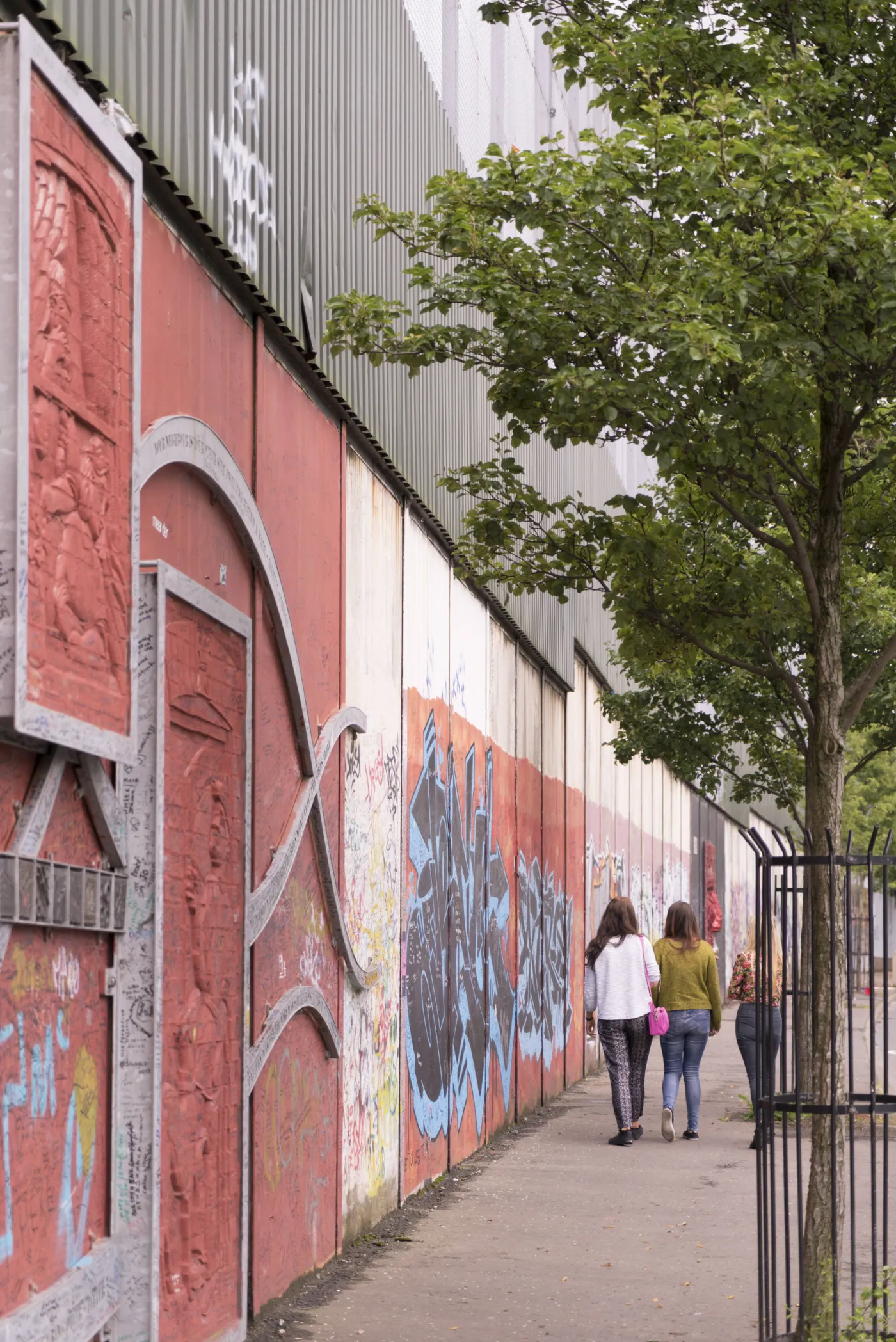 8301169-peace-wall-mur-dzielacy-belfast.jpg
