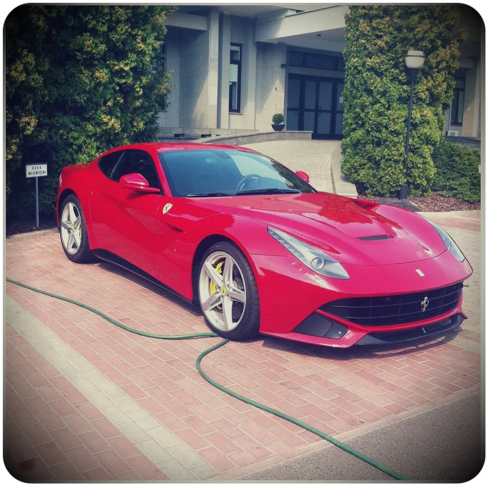 Kuba Wojewódzki sprzedaje ferrari F12 Berlinetta