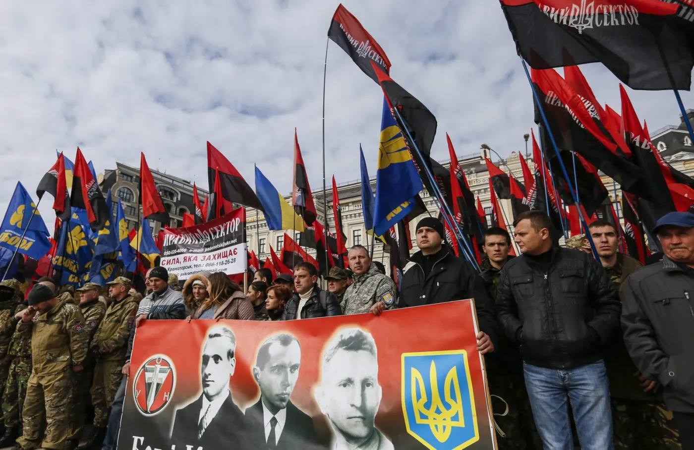 Marsz nacjonalistów przeszedł ulicami Kijowa. Sławili Banderę i UPA. ZDJĘCIA