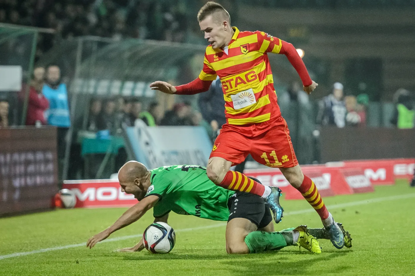 Karol Mackiewicz (P) z Jagiellonii Białystok i Radosław Pruchnik (L) z miejscowego Górnika