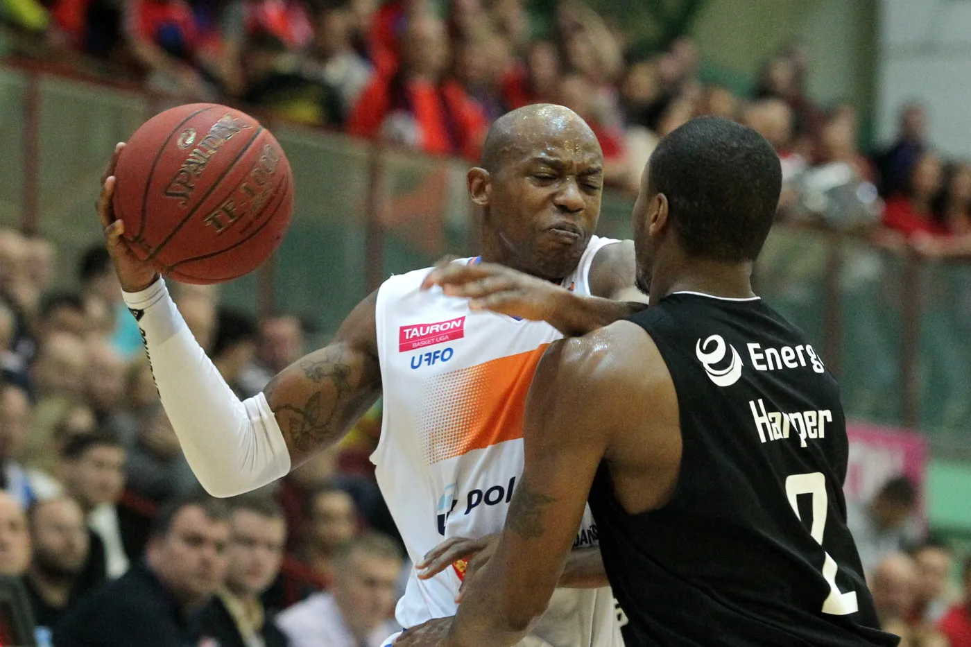 Demonte Harper (P) z Energa Czarni Słupsk oraz Michael Hicks (L) z miejscowej Polpharmy w meczu ekstraklasy koszykarzy, rozegranym w Starogardzie Gdańskim