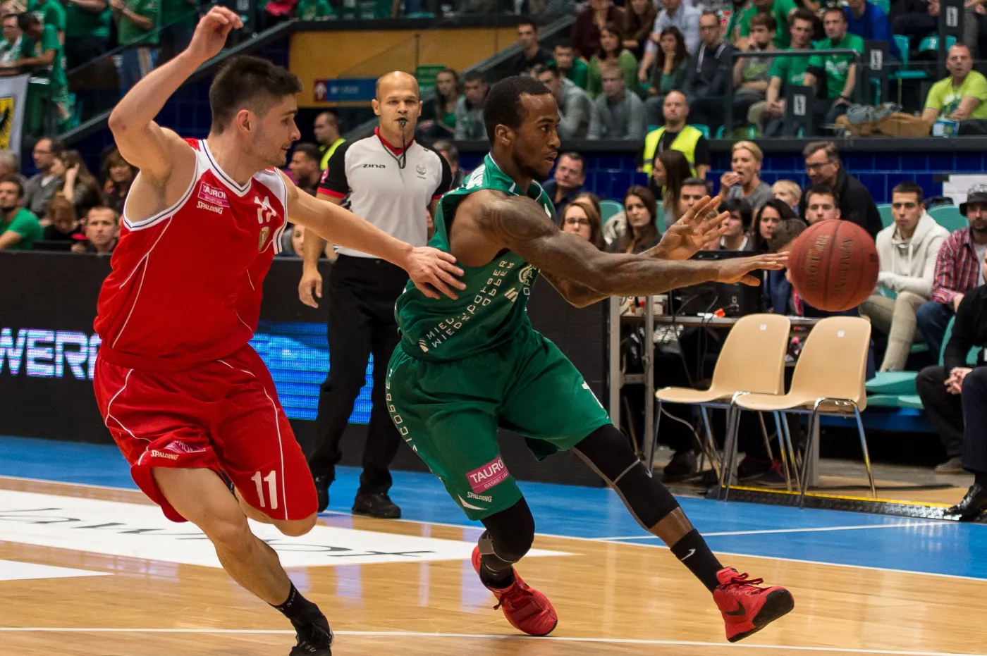 Norbert Kulon (L) ze Śląska Wrocław i Dee Bost (P) ze Stelmetu BC Zielona Góra w meczu Tauron Basket Ligi koszykarzy