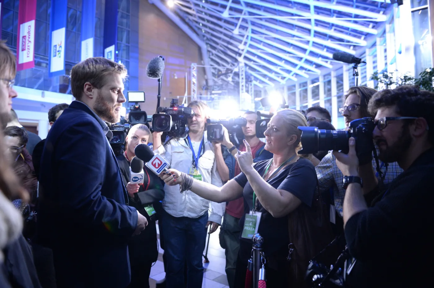 Adrian Zandberg z Partii Razem rozmawia z dziennikarzami w siedzibie TVP
