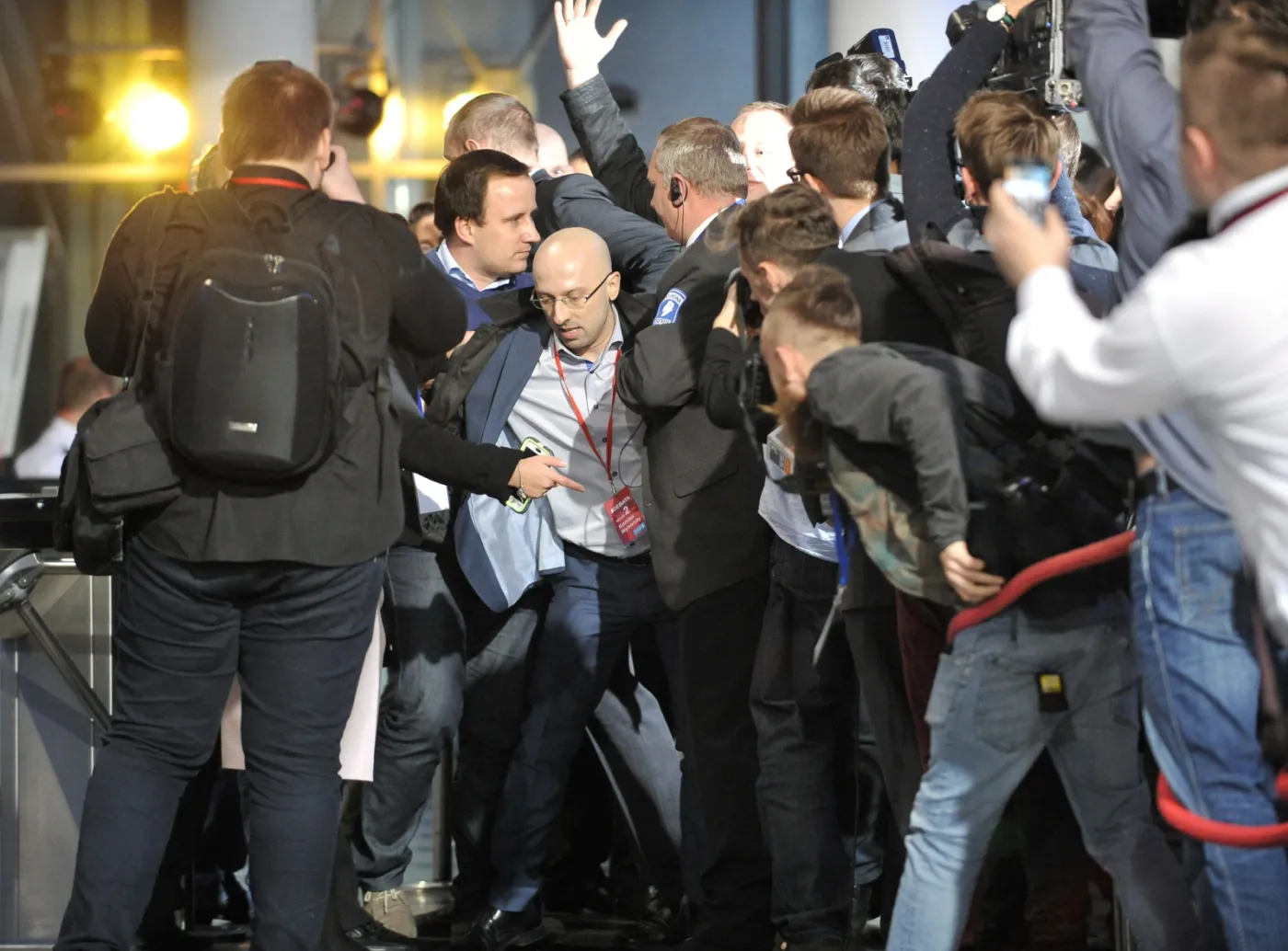 Krzysztof Łapiński przed wejściem do TVP