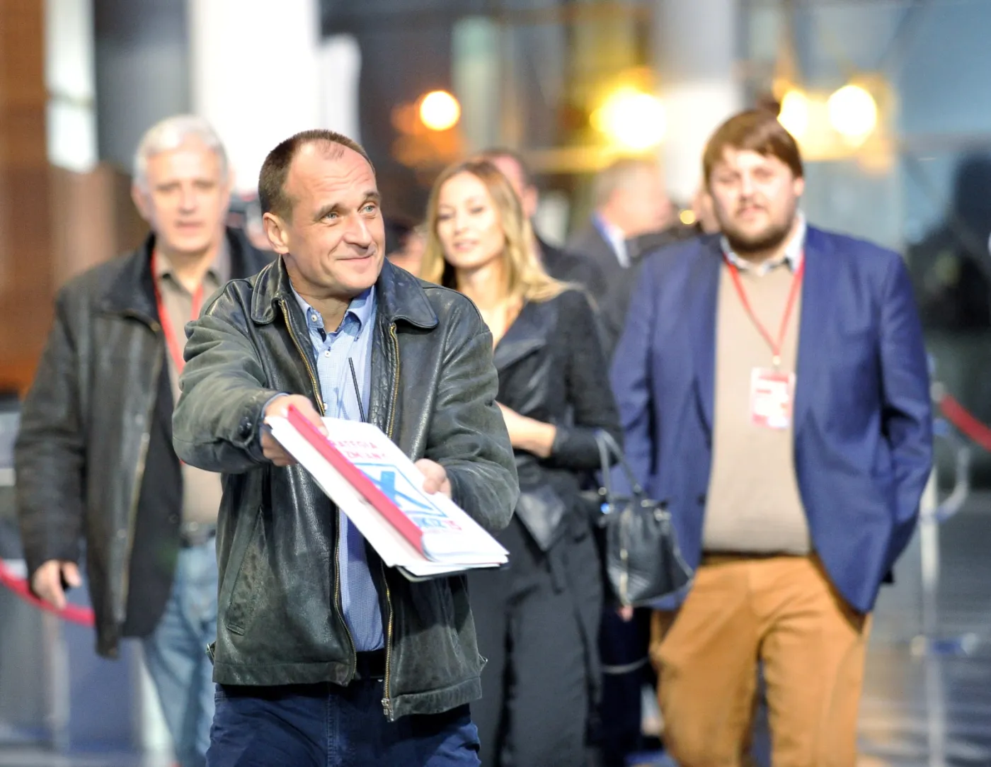 Lider ruchu Kukiz'15 Paweł Kukiz w drodze do studia Telewizji Polskiej