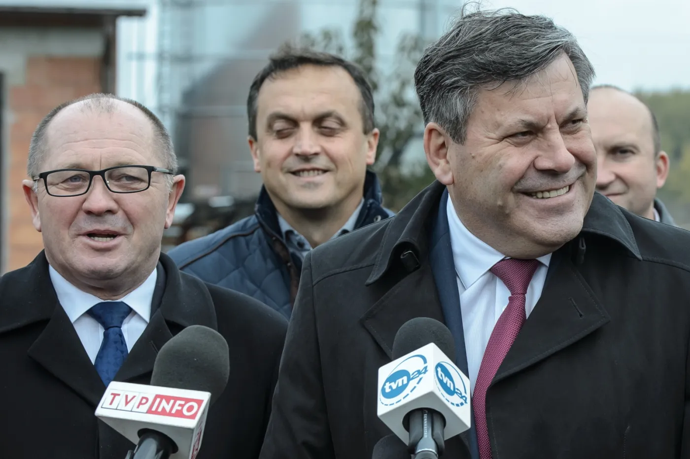 Minister rolnictwa i rozwoju wsi Marek Sawicki i wicepremier, minister gospodarki Janusz Piechociński w Trojanowie