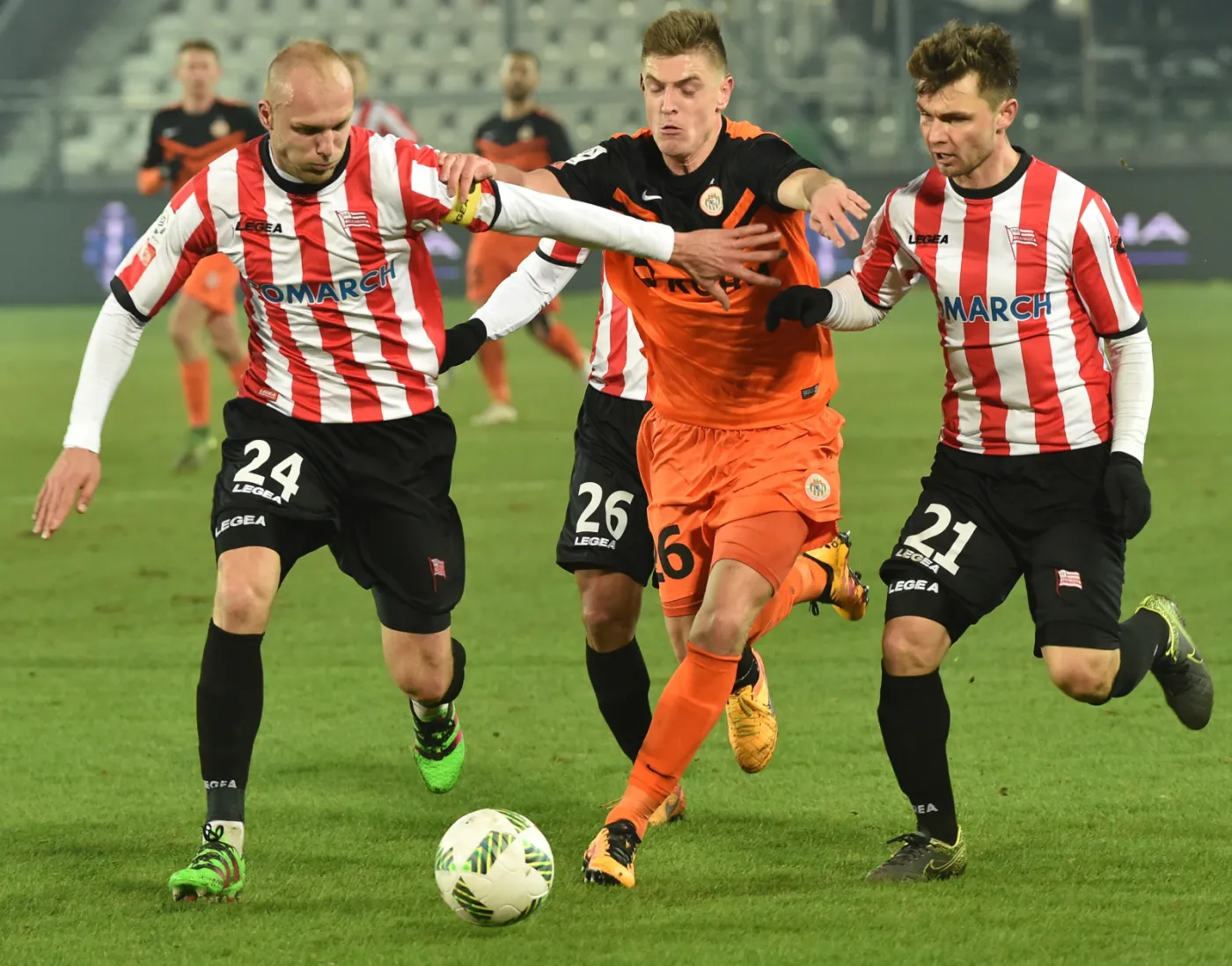 Zawodnicy Cracovii Piotr Polczak (L) i Hubert Wołąkiewicz (P) oraz Krzysztof Piątek (C) z Zagłębia Lubin 
