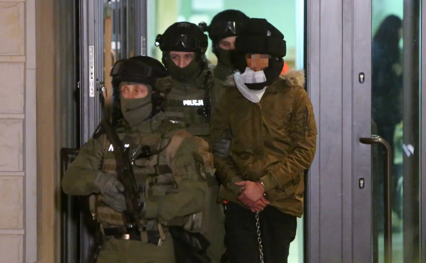 Kajetan P. wyprowadzany z sądu