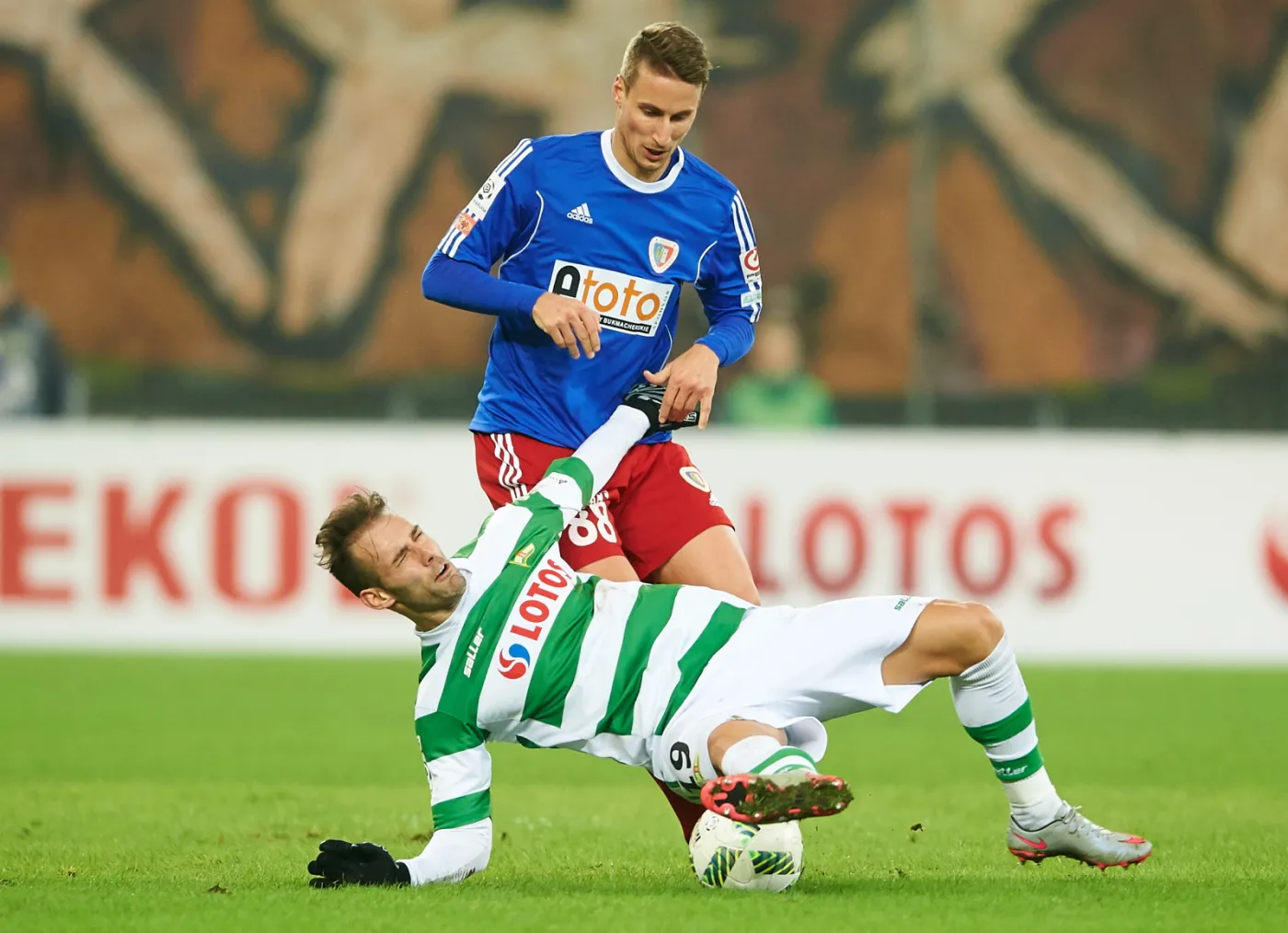 Piłkarz Lechii Gdańsk Bartłomiej Pawłowski (na dole) i Uros Korun z Piasta Gliwice