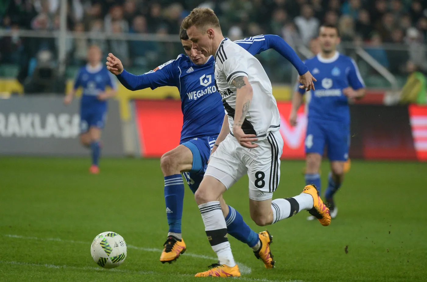 Zawodnik Legii Warszawa Ondrej Duda (P) i Martin Konczkowski (L) z Ruchu Chorzów