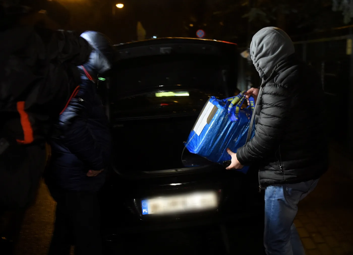 8791445-policjanci-i-prokuratorzy-wynosza.jpg