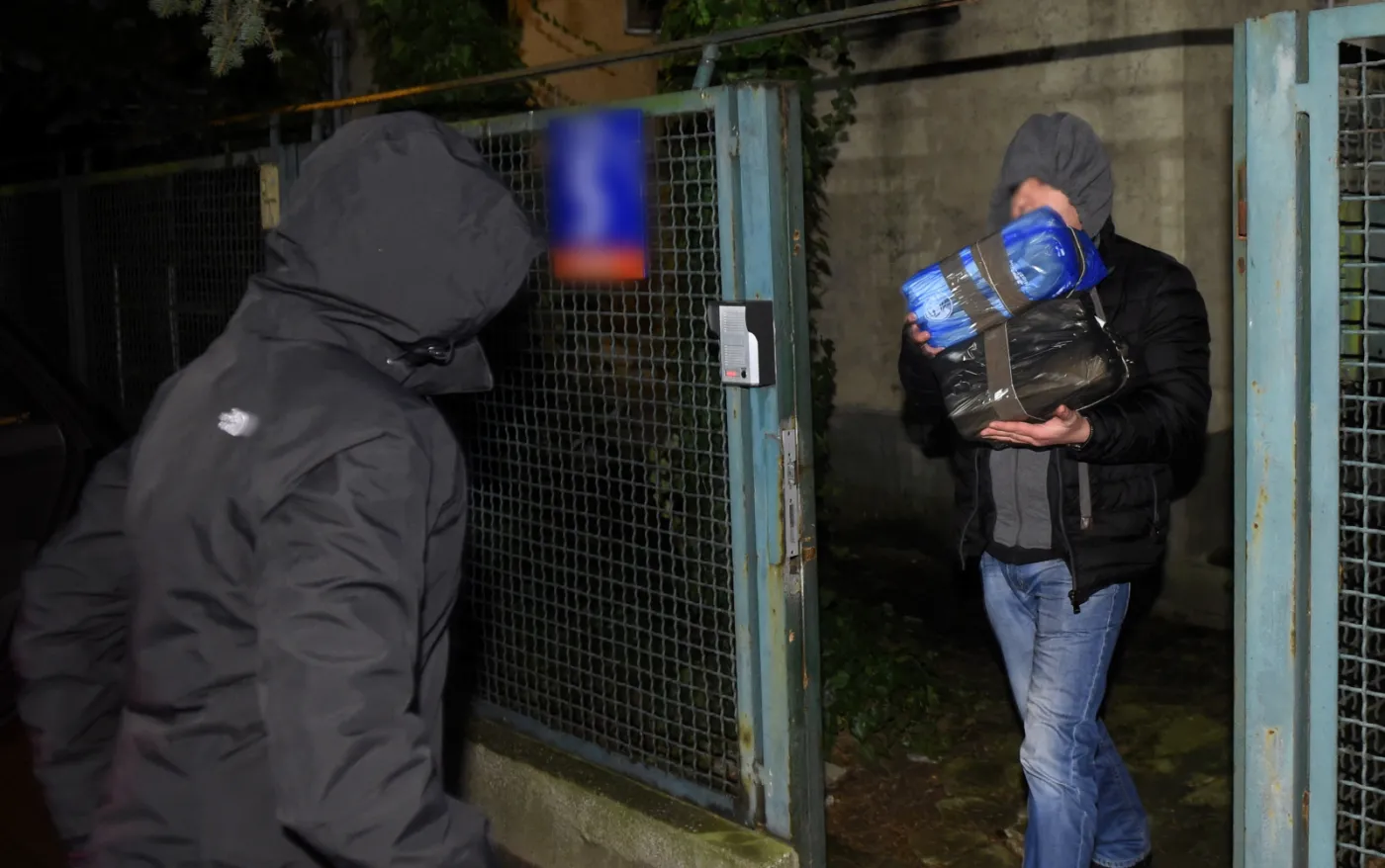 8791349-policjanci-i-prokuratorzy-wynosza.jpg