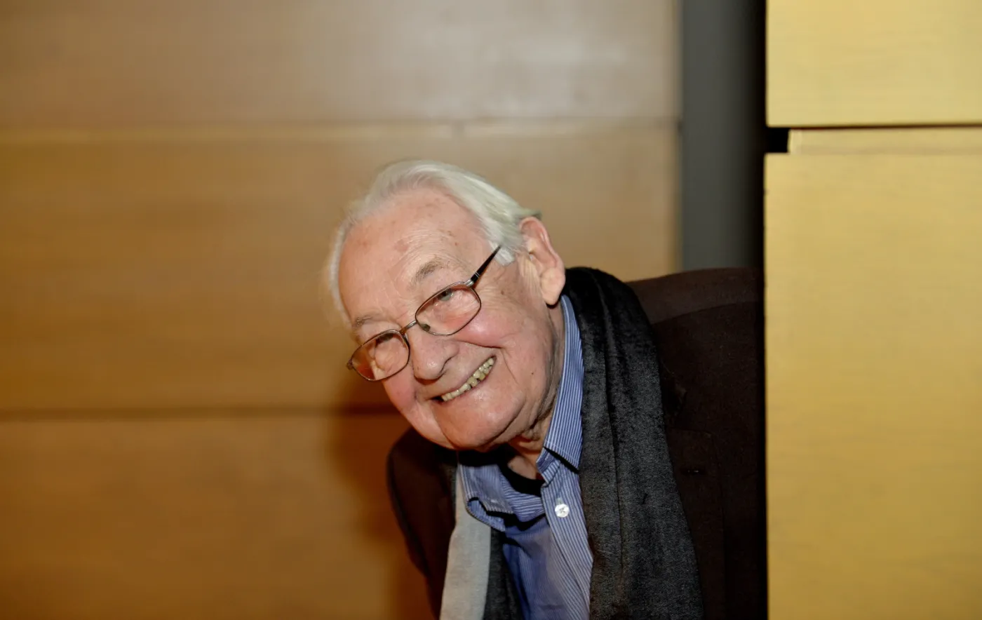 Na zdjęciu archiwalnym z 27.11.2013 r. reżyser Andrzej Wajda podczas spotkania promującego książkę "Andrzej Wajda. Podejrzany" autorstwa Witolda Beresia i Krzysztofa Burnetki