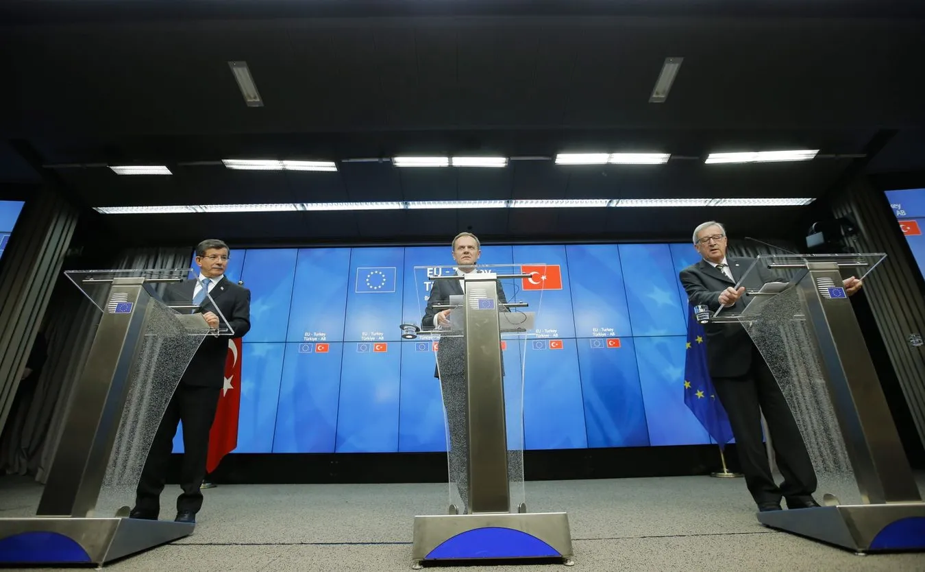 Premier Turcji Ahmet Davutoglu, szef Rady Europejskiej Donald Tusk i szef KE Jean Claude Juncker