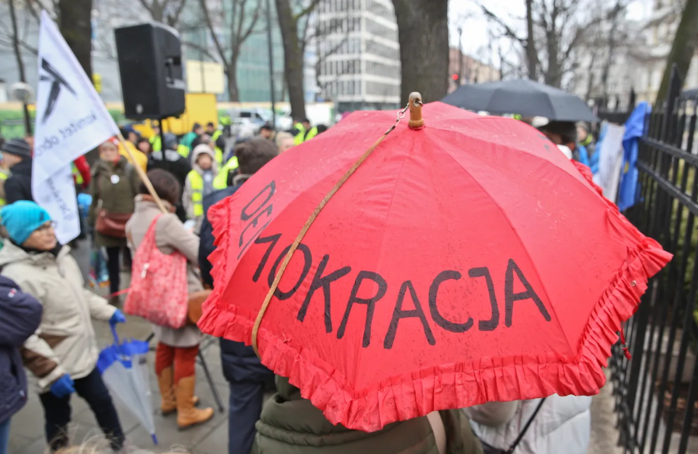 8816965-demonstracja-kod-przed-budynkiem.jpg