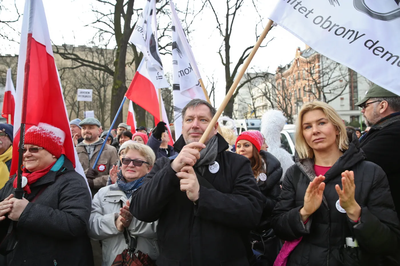 8816997-demonstracja-kod-przed-budynkiem.jpg