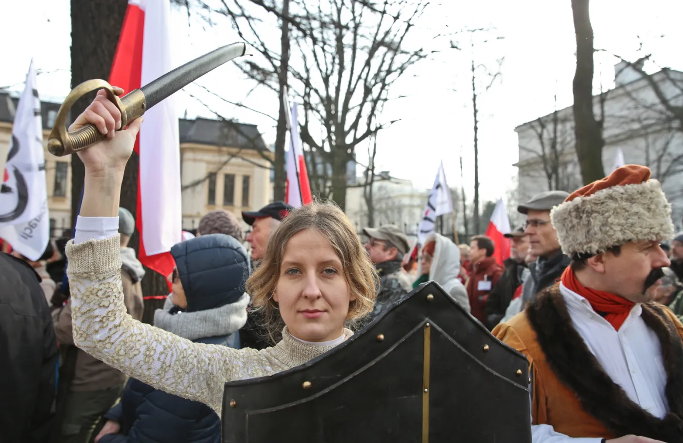 8817029-demonstracja-kod-przed-budynkiem.jpg