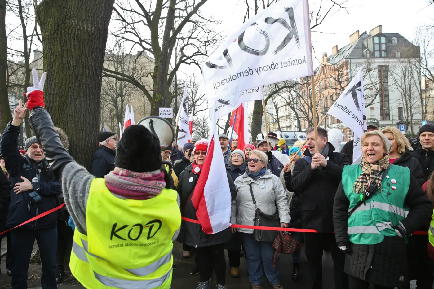 8817061-demonstracja-kod-przed-budynkiem.jpg