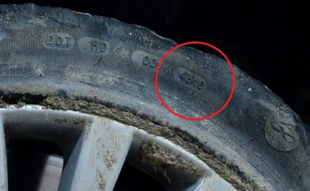 BMW prezydenta jeździło na starej oponie? MAMY ZDJĘCIE jako dowód. Ekspert komentuje: Proszenie się o kłopoty