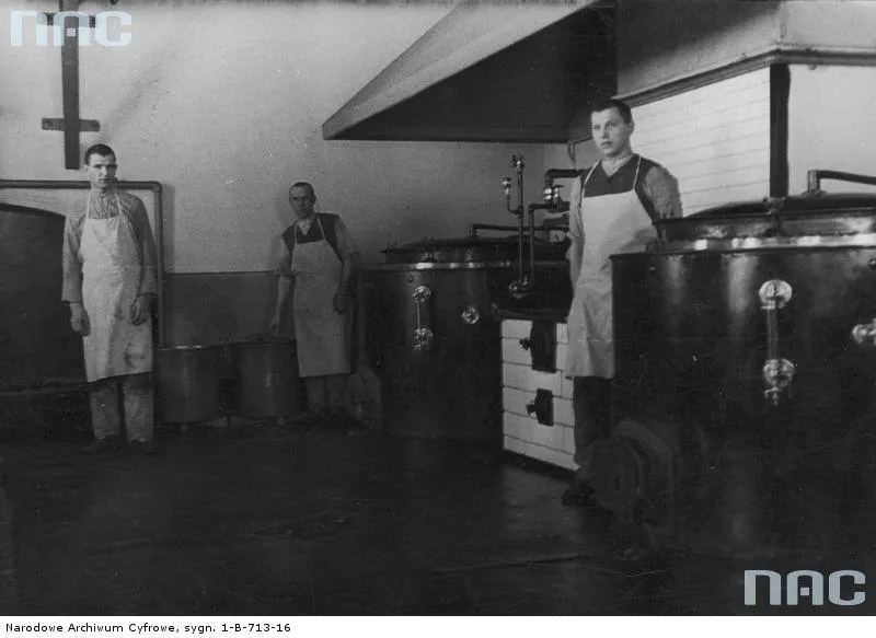 8817888-ciezkie-wiezienia-w-przedwojennej.jpg