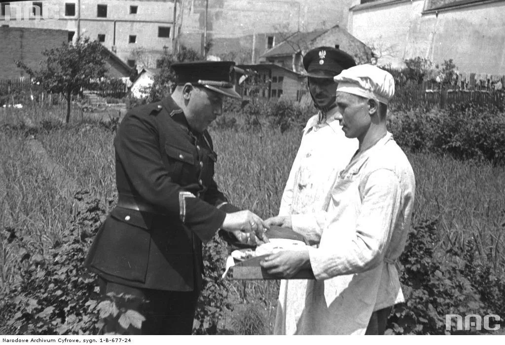 8818493-ciezkie-wiezienia-w-przedwojennej.jpg
