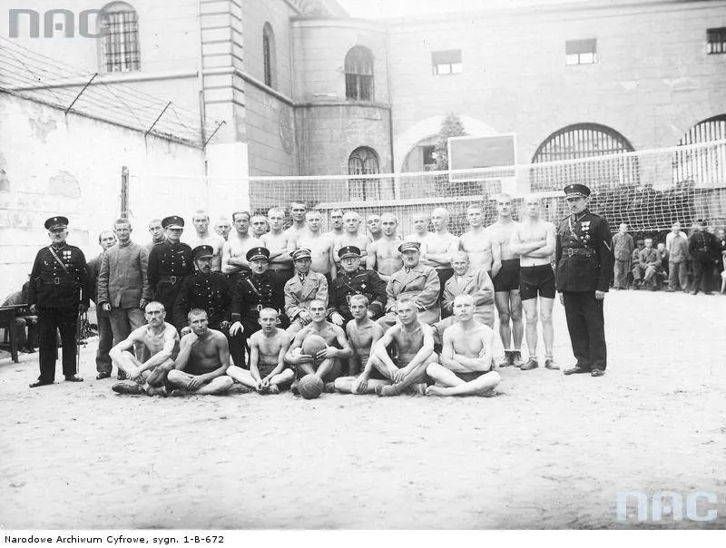 8818553-ciezkie-wiezienia-w-przedwojennej.jpg