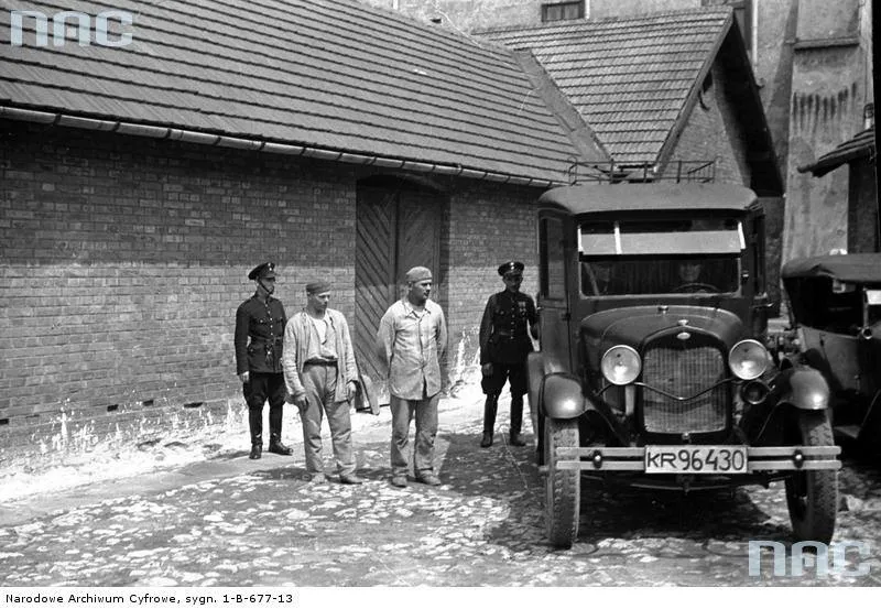 8818033-ciezkie-wiezienia-w-przedwojennej.jpg