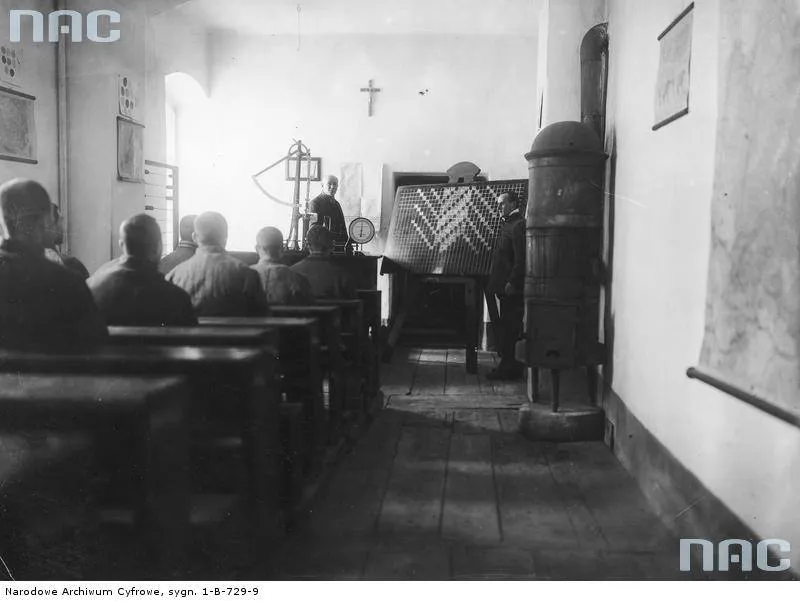 8818174-ciezkie-wiezienia-w-przedwojennej.jpg