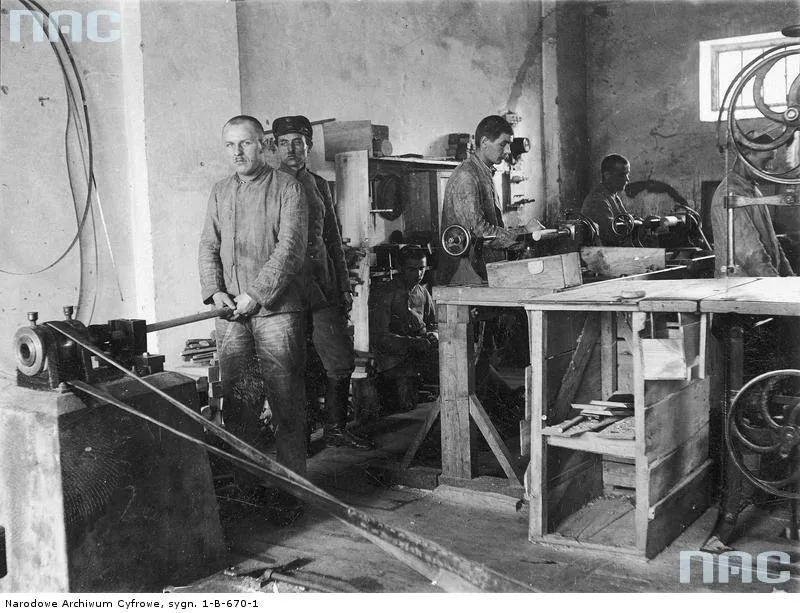 8818203-ciezkie-wiezienia-w-przedwojennej.jpg