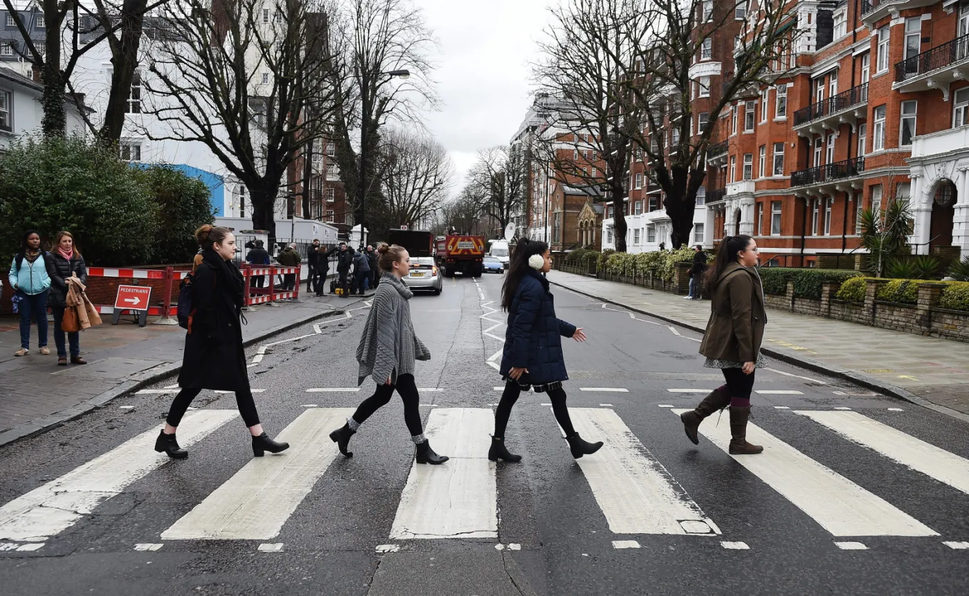 8823828-fani-beatlesow-hold-george-owi.jpg