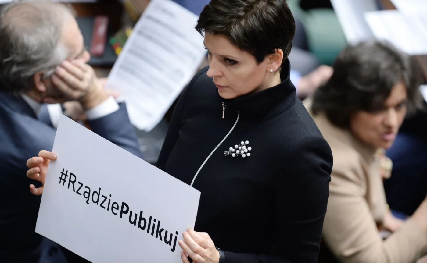 Joanna Mucha prezentuje w Sejmie kartkę z napisem #RządziePublikuj