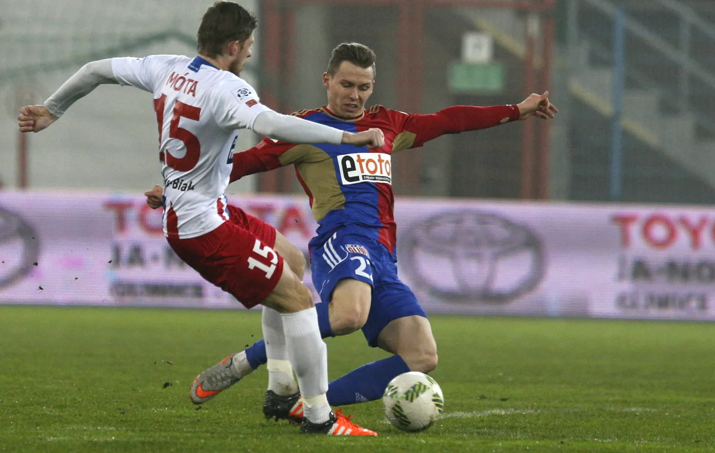 Zawodnik Piasta Gliwice Tomasz Mokwa (P) i Adam Mójta (L) z Podbeskidzia Bielsko-Biała