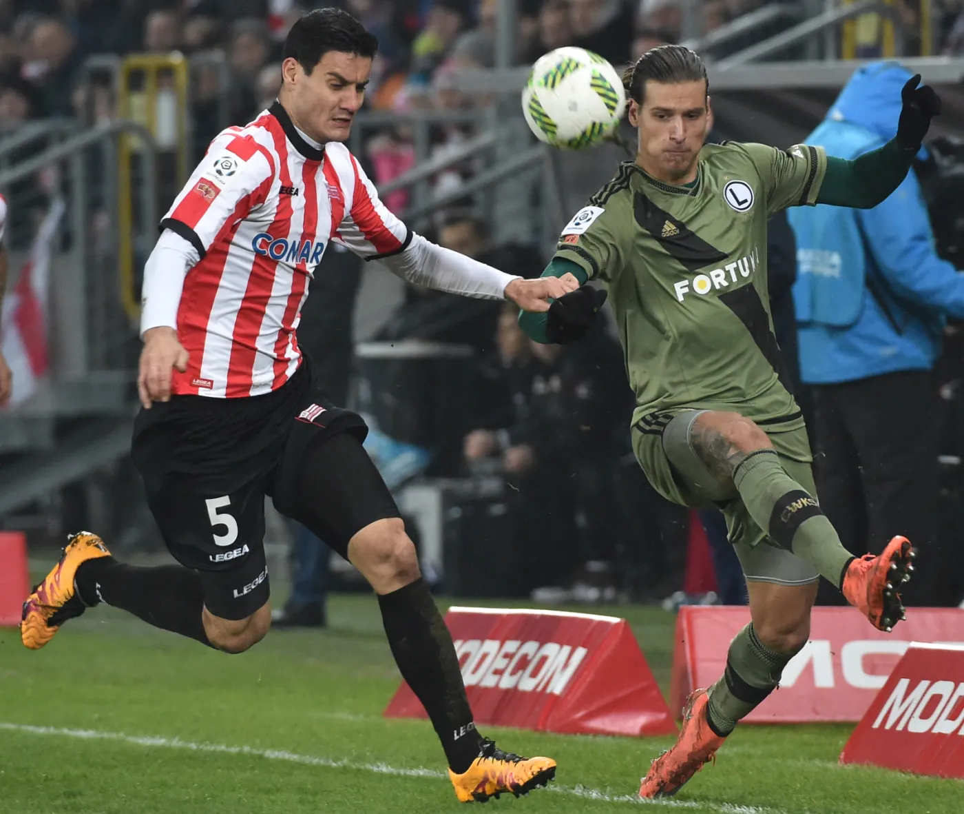 Piłkarz Cracovii Miroslav Covilo (L) i Aleksandar Prijovic (P) z Legii Warszawa