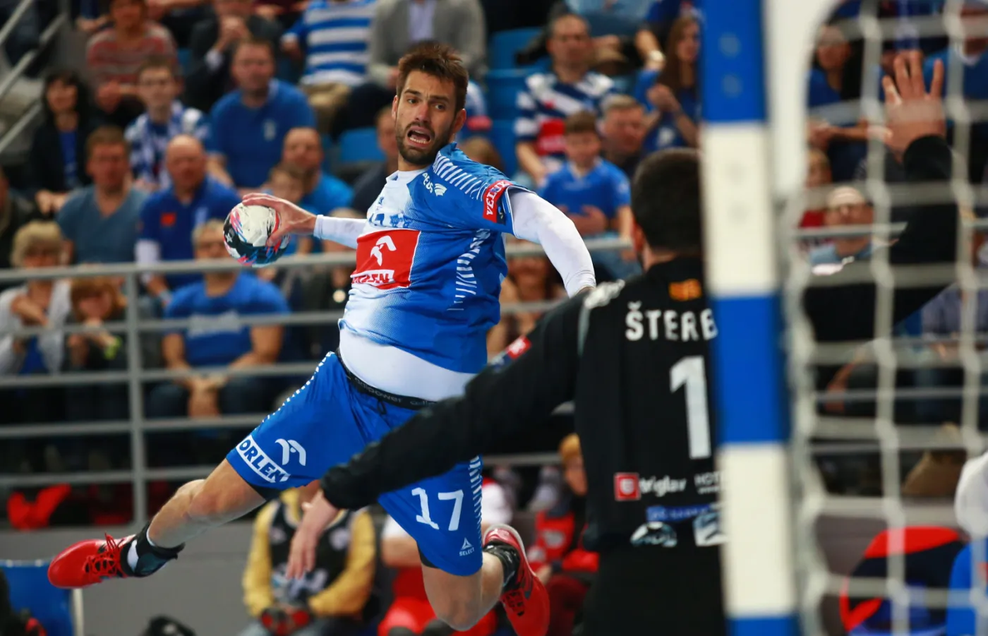 Zawodnik Orlenu Wisły Płock Tiago Rocha (L) i Arpad Sterbik (P) z Vardaru Skopje, podczas meczu w 1/8 finału Ligi Mistrzów