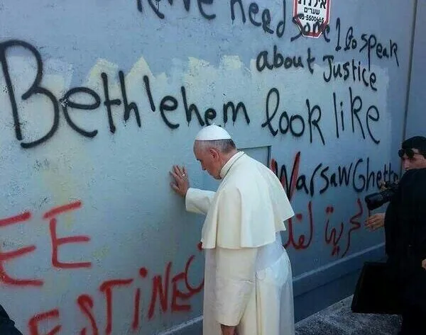 Papież Franciszek zarzymał się przy murze, oddzielającym Izrael od Autonomii Palestyńskiej