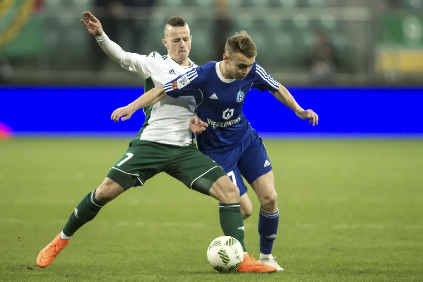Zawodnik Śląska Wrocław Robert Pich (L) walczy o piłkę z Kamilem Mazkiem (P) z Ruchu Chorzów