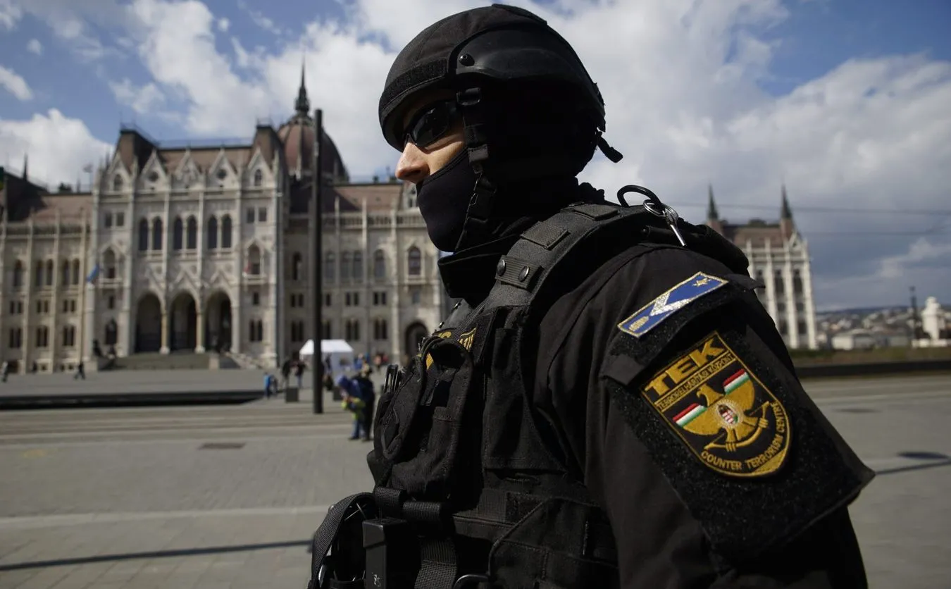 Antyterrorysta przed parlamentem w Budapeszcie