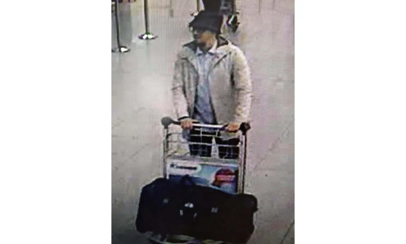 Domniemany zamachowiec z lotniska Zaventem, być może koordynator zamachów, poszukiwany przez belgijską policję