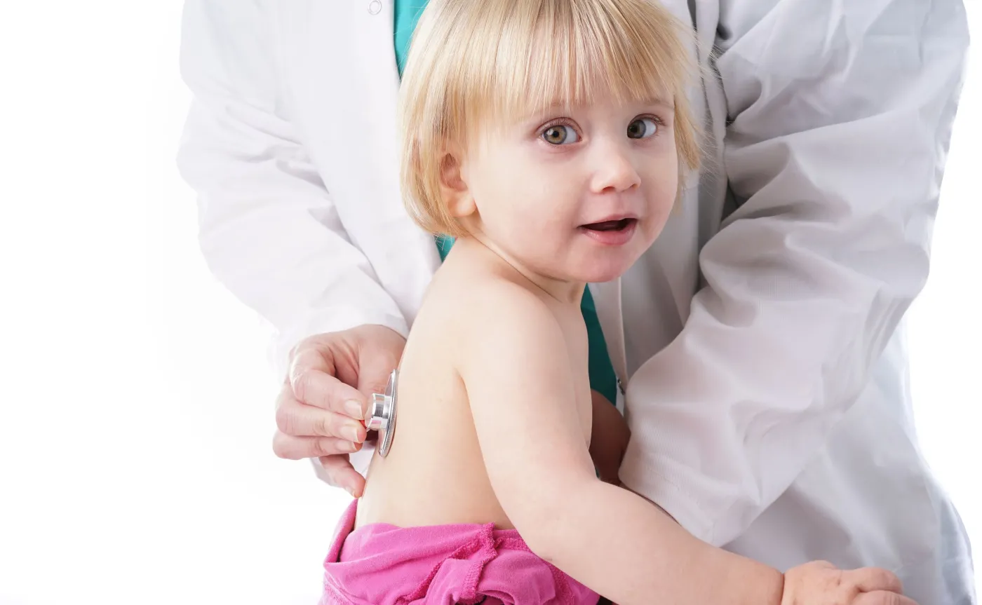 Lekarz osłuchuje płuca dziecka