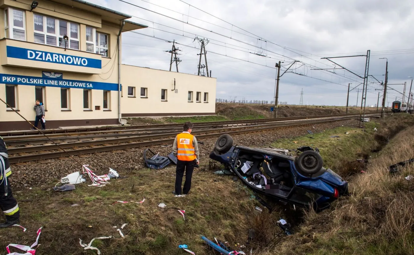 8876414-tragedia-na-przejezdzie-kolejowym.jpg