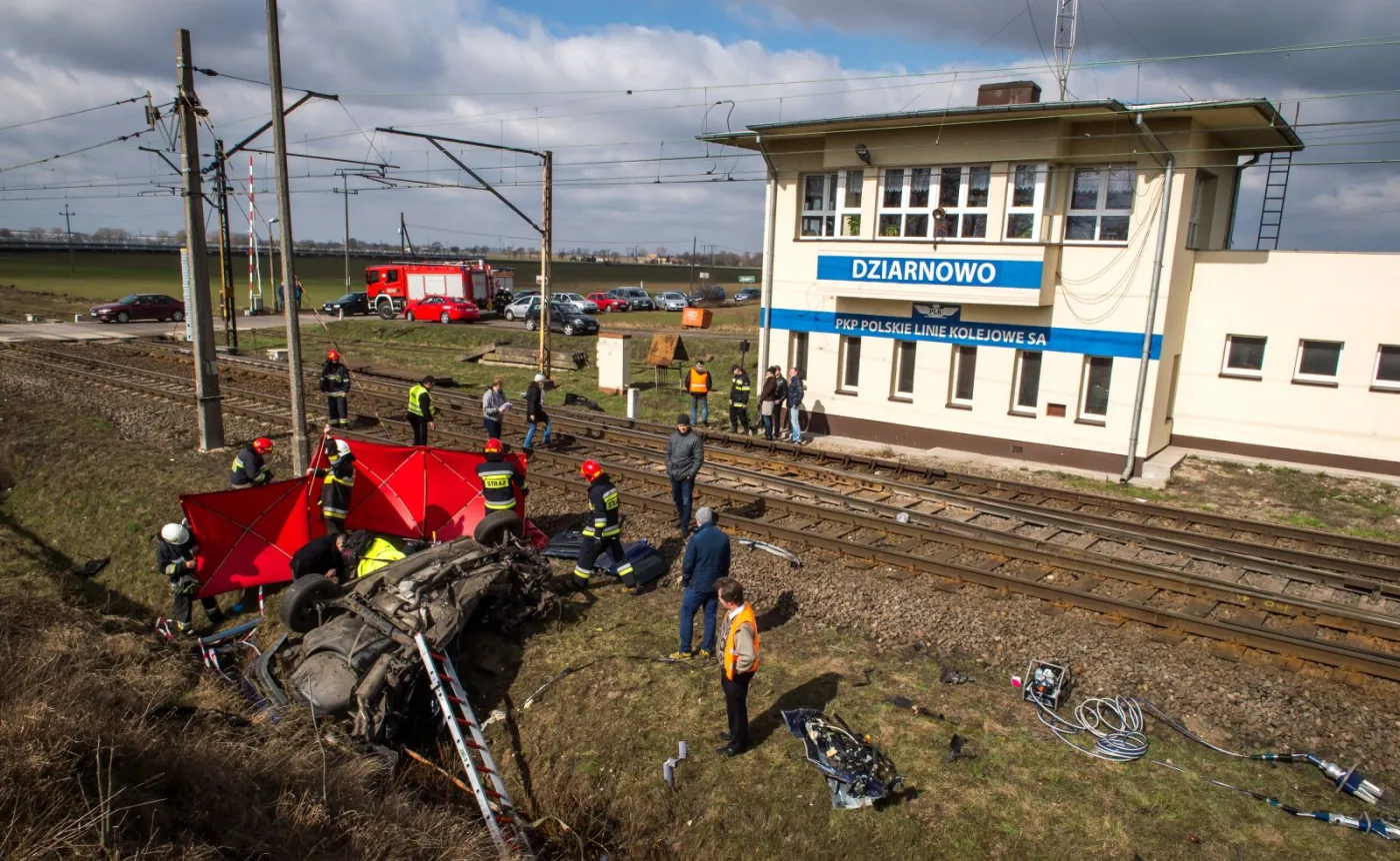 8876350-tragedia-na-przejezdzie-kolejowym.jpg