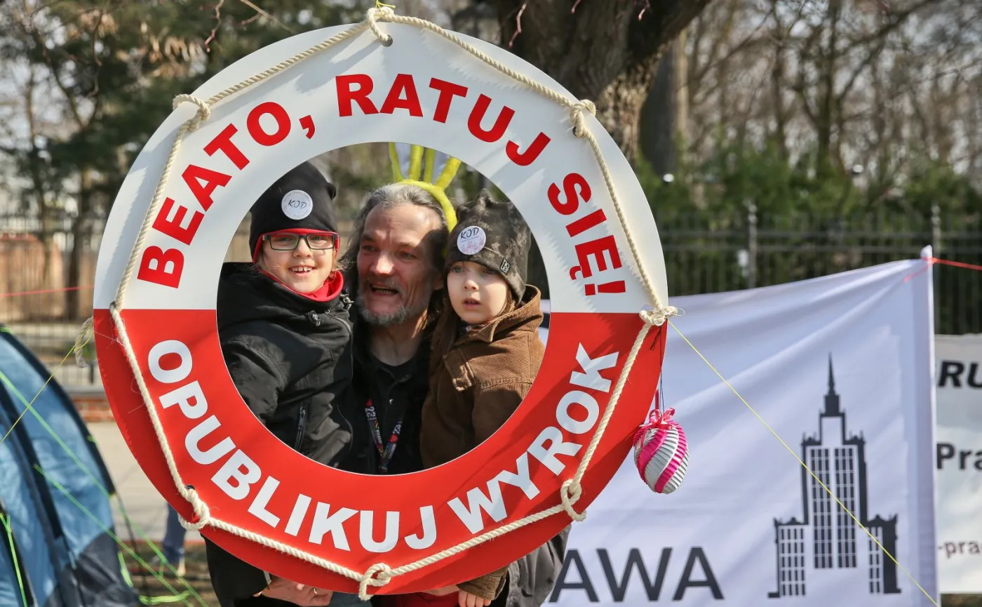 Żurek, pisanki i wielkanocne baby przed Kancelarią Premiera. ZDJĘCIA z manifestacji KOD