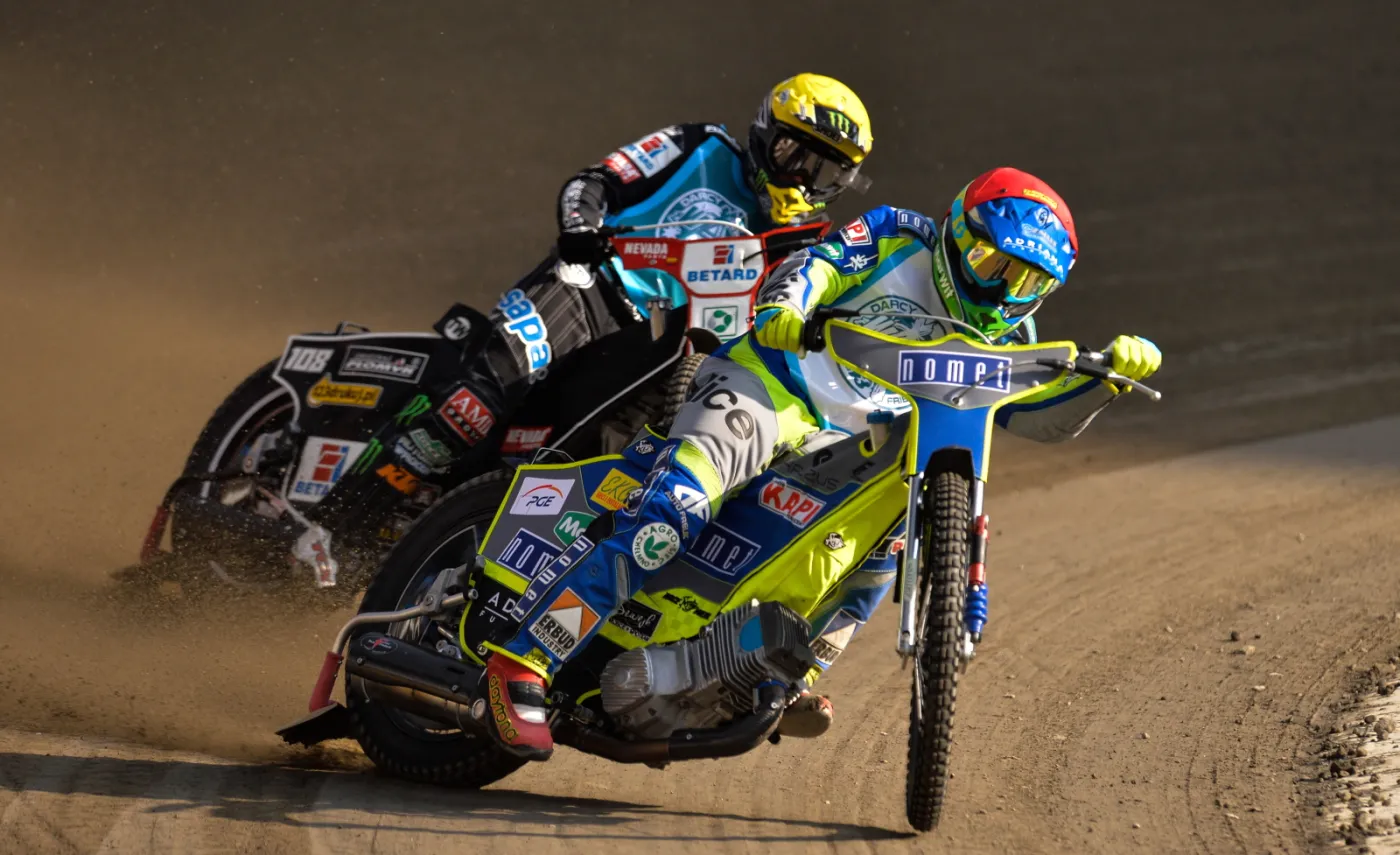 Anglik Tai Woffinden (kask żółty) i Polak Adrian Miedziński (kask czerwony), podczas meczu charytatywnego pomiędzy KS Get Well Toruń a Drużyną Przyjaciół Darcy'ego Warda, 28 bm. na MotoArenie w Toruniu. Były zawodnik SPAR Falubazu Zielona Góra Darcy Ward uległ ciężkiemu wypadkowi podczas meczu polskiej Speedway Ekstraligi w sierpniu 2015 r. Australijczyk doznał przerwania rdzenia kręgowego. Koledzy z toru oraz kibice zbierają pieniądze aby pomóc żużlowcowi w finansowaniu kosztownej rehabilitacji