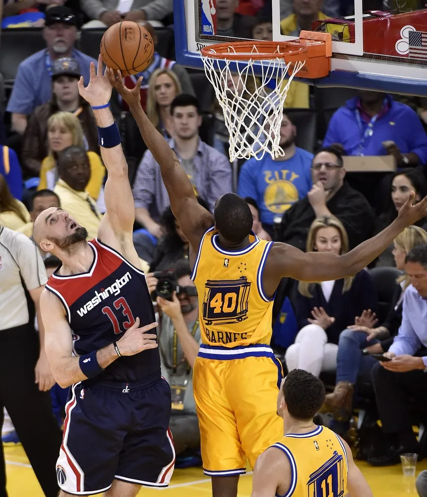 Marcin Gortat i Harrison Barnes