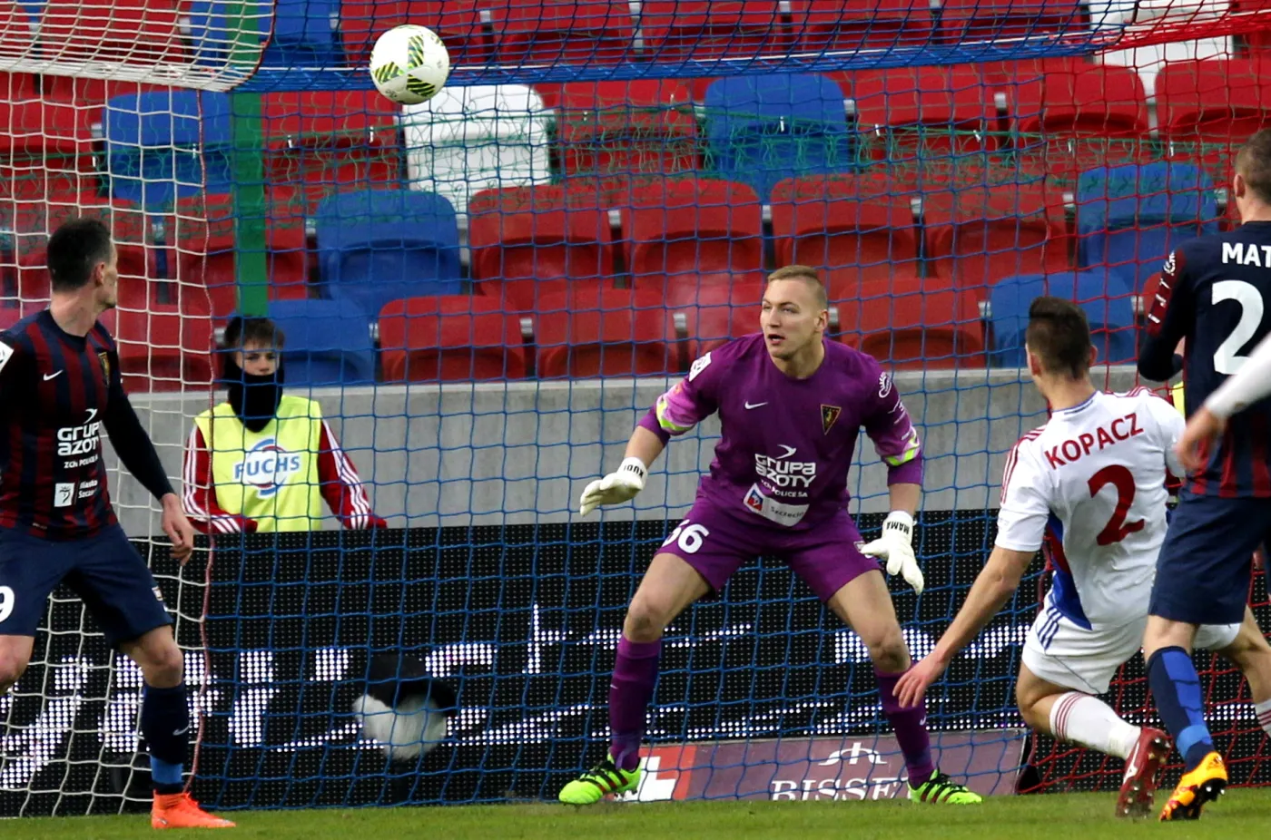 Piłkarz Górnika Zabrze Bartosz Kopacz (P) strzela bramkę obok bramkarza Pogoni Szczecin Dawida Kudły (C), podczas meczu Ekstraklasy