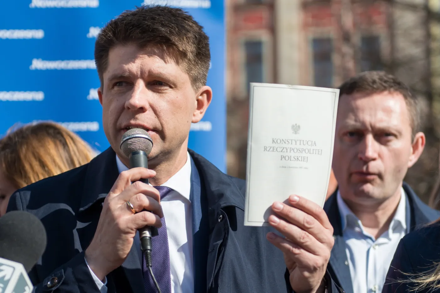 Ryszard Petru rozdawał konstytucję