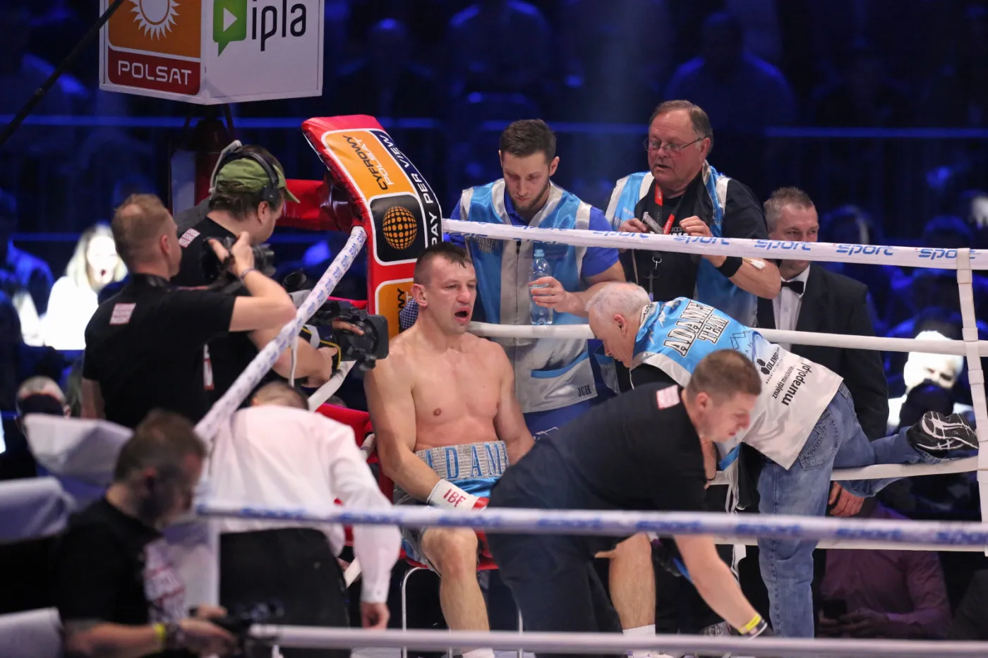 8896958-tomasz-adamek-c-w-swoim-narozniku.jpg