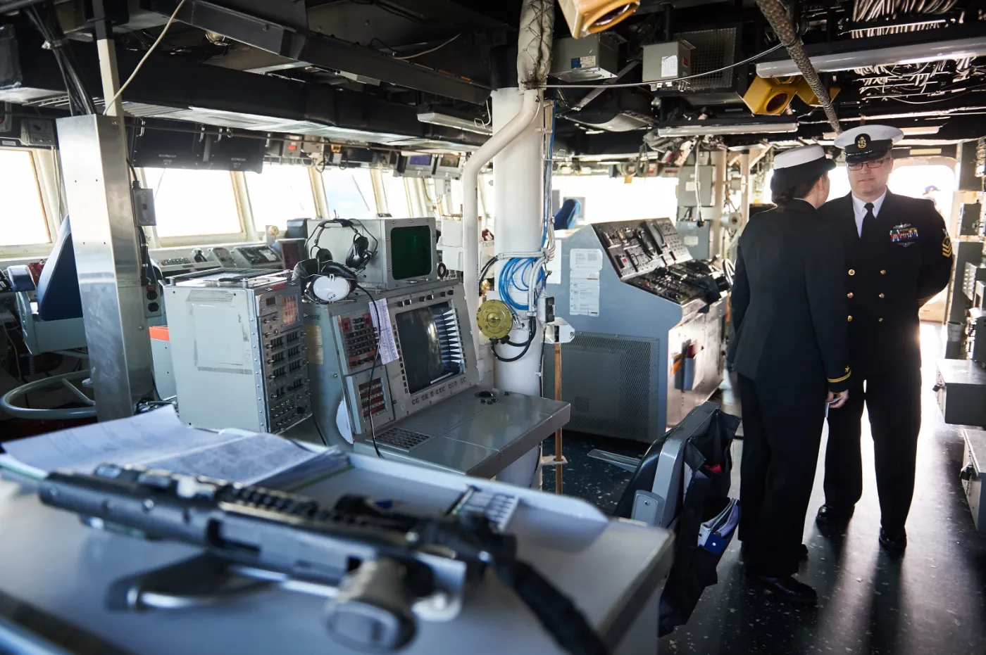8915285-oficerowie-na-mostku-uss-donald.jpg